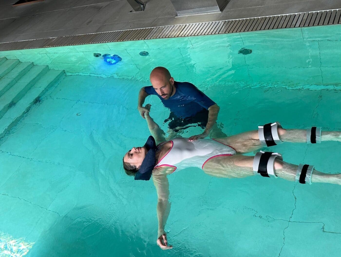Terapia acuática regenerativa y rehabilitación en piscina en Marbella